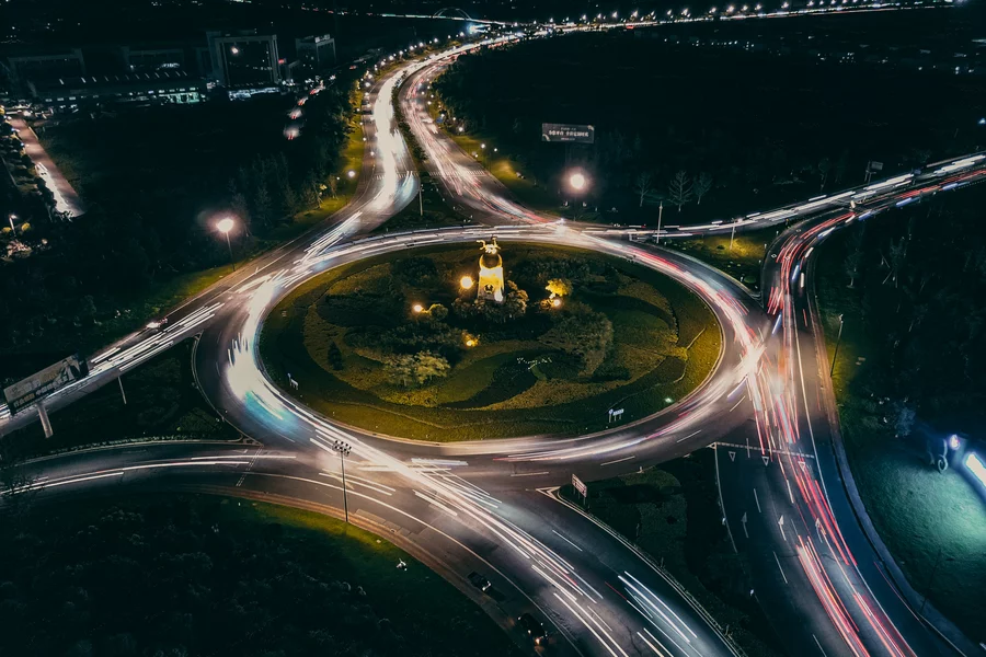 Kreisverkehr bei Nacht