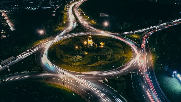 Kreisverkehr bei Nacht