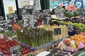 Marktstand mit Gemüse und Obst auf dem Naschmarkt in Wien